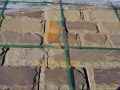 Серо-зелёный камень песчаник пиленный, со сколом